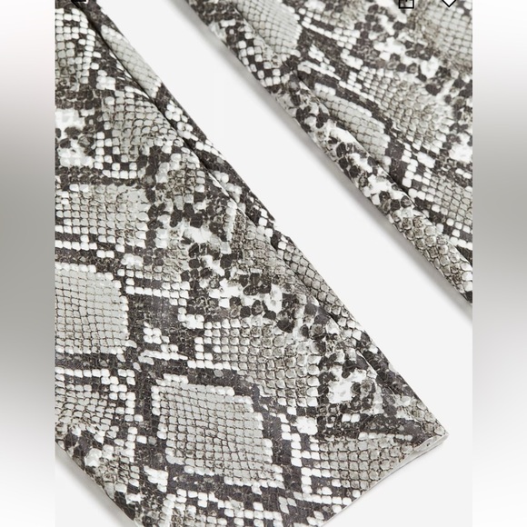 NWT H&M White Snakeskin Coated Leggings Size XS - Picture 4 of 12